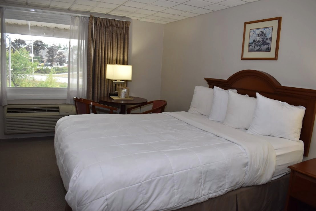 1 queen bed room at Coachman Inn